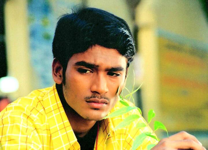 கஸ்தூரி ராஜாவின் இளைய மகனான வெங்கடேஷ் பாபுவிற்கு, அண்ணன் செல்வராகவனின் துள்ளுவதோ இளமை படம் தனுஷ் என்ற அடையாளத்தை கொடுத்தது.