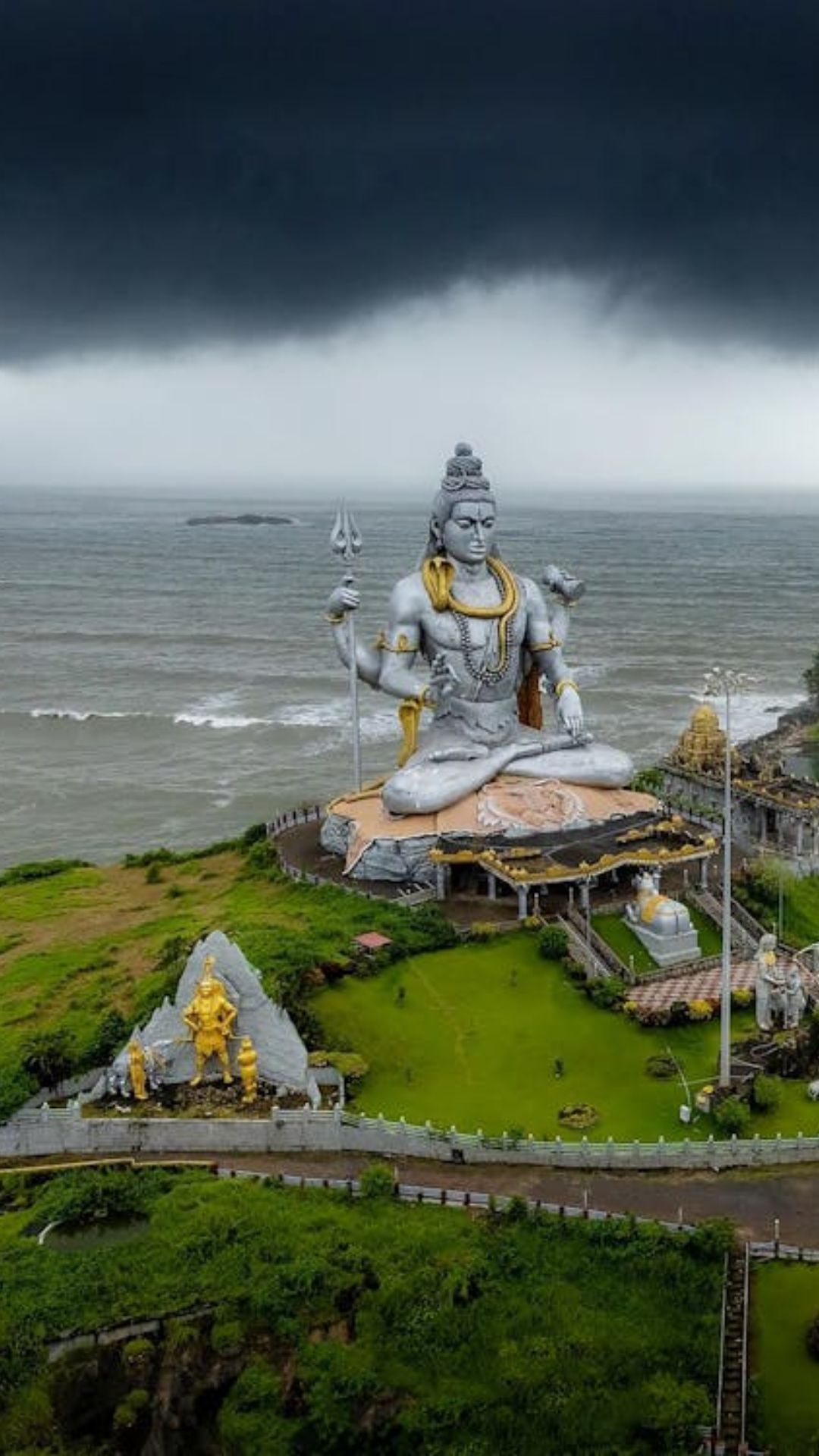 இந்த உலகில் படைக்கப்பட்ட அனைத்து உயிரினங்களுக்கும் அதிபதியாகவும், கருணையைப் பொழியக்கூடியவராகவும் சிவபெருமான் திகழ்கிறார்