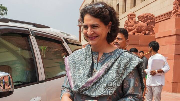 बता दें कि राष्ट्रपति भवन में 340 कमरे हैं. कई बड़े - बड़े हॉल भी हैं. इन सब में कई सरकारी समारोह कराए जाते हैं. कई बैठकें भी इन्हीं हॉल्स में होती हैं. देश की राष्ट्रपति भी इसी हॉल में विदेशी राजदूतों के पत्रों को स्वीकार करती हैं.