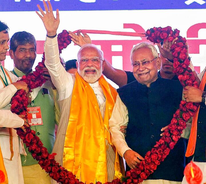 एक्सपर्ट्स का मानना है कि बिहार के सीएम नीतीश कुमार पीएम नरेंद्र मोदी की राह पर हैं.