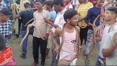 Naag Panchami 2024: समस्तीपुर में नागपंचमी पर किसी ने गले में बांधा सांप तो किसी ने जीभ में डसवाया, देखिए तस्वीरें