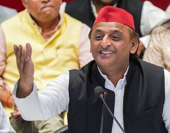 अखिलेश यादव ने शुक्रवार (26 जुलाई, 2024) को प्रेस वार्ता के दौरान कहा कि सुनने में आया है कि मौर्या जी (केशव प्रसाद मौर्य) मोहरा हैं.