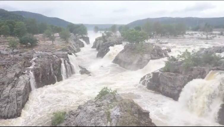 Cauvery flood alert for people along the banks hogenakkal falls Parisal boat Ban July 27 92,000 கன அடியாக நீர் அதிகரிப்பு.. ஒகேனக்கலுக்கு சுற்றுலா பயணிகள் வர வேண்டாம்.. ஆட்சியர் உத்தரவு