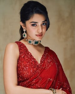 kriti shetty: కృతి శెట్టి అందాల 'ఉప్పెన'.. ఎర్రచీరలో బేబమ్మను చూస్తే గుండె జారి గల్లంతే!