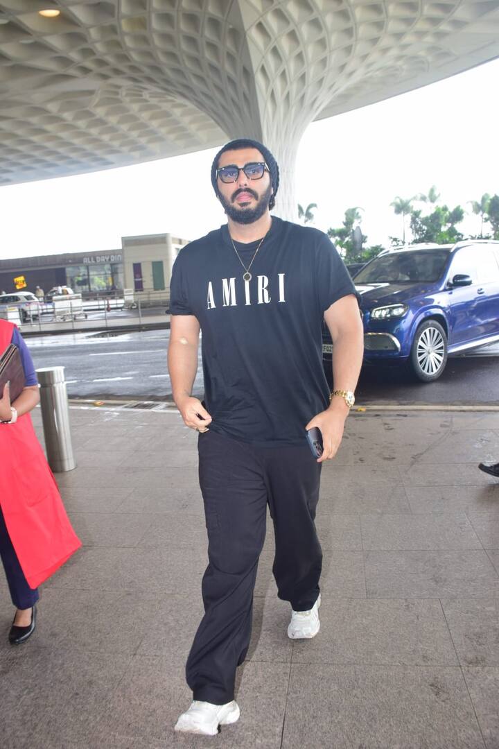 दिलचस्प बात ये है कि मलाइका संग ब्रेकअप रूमर्स के बीच अर्जुन कपूर भी एयरपोर्ट पर एंट्री लेते देखे गए.