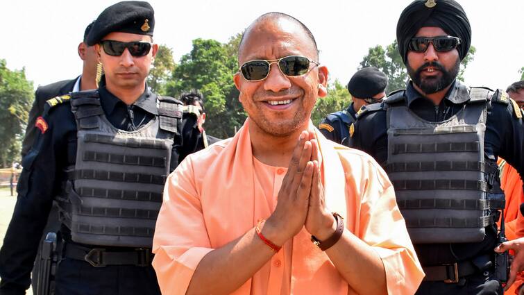 CM Yogi Adityanath Reached Delhi and read ballads in praise of PM Narendra Modi यूपी की सियासी रार के बीच दिल्ली पहुंचे सीएम योगी, PM मोदी की तारीफ में पढ़े कसीदे