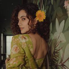 Taapsee Pannu Photos : பூப்போட்ட புடவையில் க்யூட்டாக இருக்கும் டாப்சி!