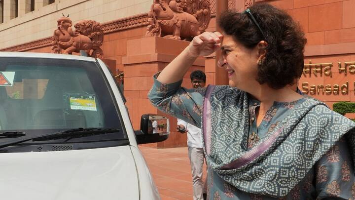 अशोक हॉल की बात करें तो ये मूल रूप से एक बॉलरूम था. ये सम्राट अशोक को संदर्भित करता है, जो एकता और शांति दोनों का ही प्रतीक है. सरकार का कहना है कि इसका नाम बदलकर अशोक मंडप करने से अंग्रेजीकरण के निशान मिट जाएगा.