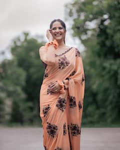Anasuya Bharadwaj: అనసూయ అందాల దండయాత్ర... పూల చీర కట్టి వయ్యారాలు పోతోంది!