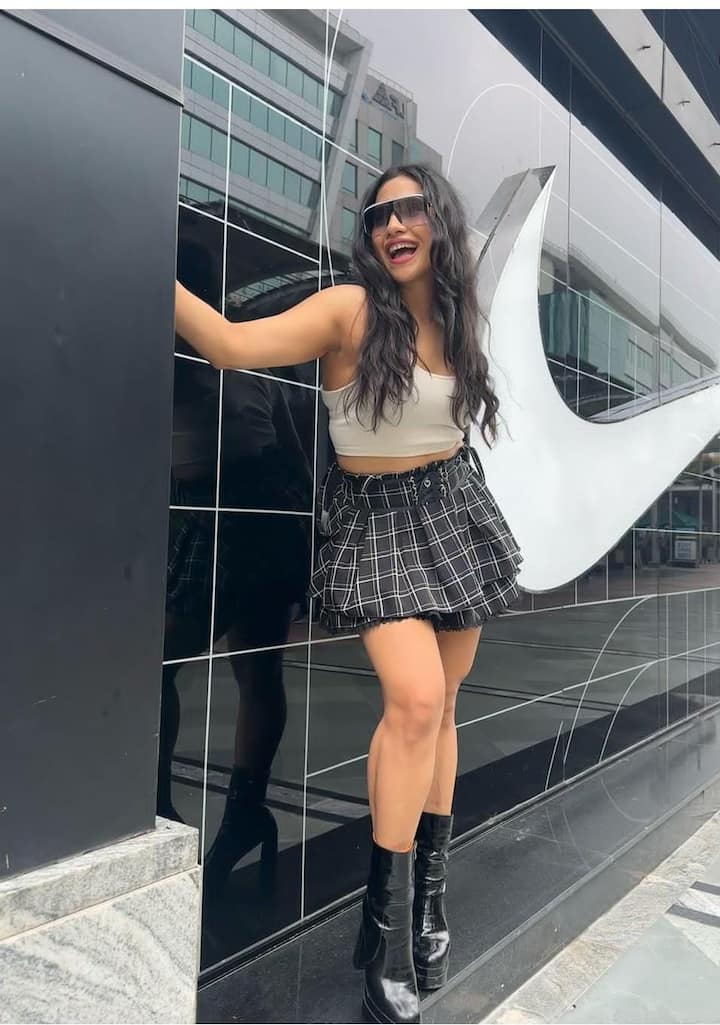 Nikhita Gandhi: Looking chic in a casual outfit for brunch,  Nikhita looks like a chic girl next door, although with the help of fashionable goggles and striking boots. This dress code gave her an informal appearance, yet she still appeared trendsetting and unpretentious. (Image Source: Special Arrangement)