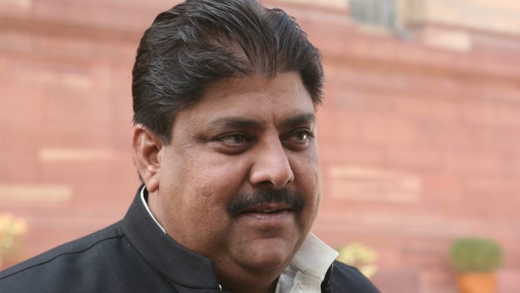 Ajay Chautala JJP national president met with an car accident in Narnaul in Haryana Ajay Chautala: जेजेपी अध्यक्ष अजय चौटाला की कार हादसे की शिकार, बाल-बाल बचे