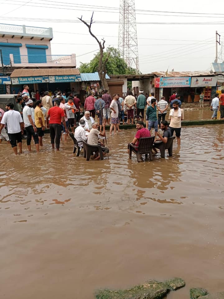 गुरुग्राम के बिलासपुर तावडू रोड पर आज लोगों का अनोखा प्रदर्शन देखने को मिला. जिसमें स्थानीय दुकानदार रोड पर भरे पानी में कुर्सी डालकर बैठ गए. इस दौरान लोगों द्वारा लगाए गए अनोखे जाम के कारण हाइवे से तावडू की ओर जाने वाले वाहन भी जाम में फंस गए. हालांकि जाम की सूचना मिलने के बाद मौके पर मानेसर के एसडीएम दर्शन सिंह पहुंच गए और लोगों को समझा बुझाकर इस अनोखे जाम को खुलवाया. एसडीएम ने आश्वासन दिया कि जल्द से जल्द इस समस्या का समाधान कर दिया जाएगा तब जाकर स्थानीयलोगों ने जाम खोला. अब इस समस्या का समाधान प्रशासन द्वारा कराया जाएगा या नहीं यह तो आने वाला समय ही बताएगा.