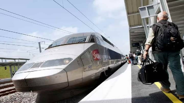 French rail network hit by arson attacks ahead of Paris Olympics opening ceremony பாரிஸ் ஒலிம்பிக் தொடக்க விழாவுக்கு முன்பு பரபரப்பு.. ரயில்களை கொளுத்தியது யார்? ஸ்தம்பித்த பிரான்ஸ்!