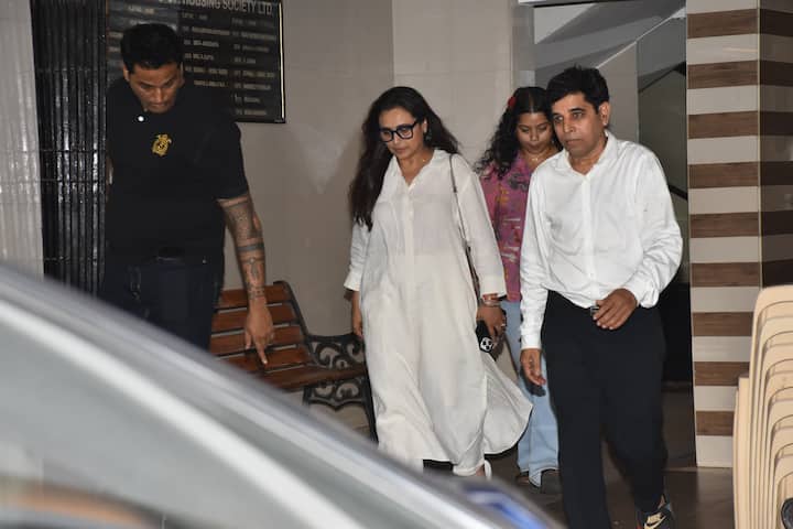 बॉलीवुड एक्ट्रेस रानी मुखर्जी फराह खान की मां को अंतिम विदाई देने उनके घर पहुंची थीं. इस दौरान उन्हें प्लेन व्हाइट कुर्ते में देखा गया.