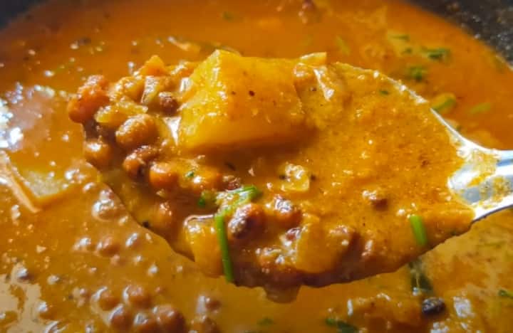 தேவையான பொருட்கள் : சிவப்பு காராமணி - 250 மிலி, உப்பு - 1 1/2 தேக்கரண்டி, மஞ்சள் தூள் - 1/4 தேக்கரண்டி, பெருங்காய தூள் - 1/4 தேக்கரண்டி, எண்ணெய் - 2 மேசைக்கரண்டி, சீரகம் - 1 தேக்கரண்டி, பெருஞ்சீரகம் - 1 தேக்கரண்டி, இலவங்கப்பட்டை, கிராம்பு, ஏலக்காய்,வெங்காயம் - 2 , இஞ்சி பூண்டு விழுது - 1 தேக்கரண்டி, பச்சை மிளகாய் - 2 , தக்காளி விழுது, காஷ்மீரி மிளகாய் தூள் - 2 தேக்கரண்டி, சீரகப் பொடி - 1 தேக்கரண்டி, கொத்தமல்லி தூள் - 1 1/2 தேக்கரண்டி, ஆம்சூர் பொடி - 1 தேக்கரண்டி, தண்ணீர், கரம் மசாலா - 1 தேக்கரண்டி, கொத்தமல்லி