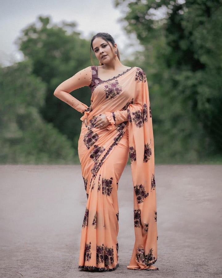 యాంకర్గా ఓ వెలుగు వెలిగిన అనసూయ.. నటిగా మంచి గుర్తింపు సంపాదించుకుంది. వరుస ఆఫర్స్ అందిపుచ్చుకుంటోంది. ఆమ లేటెస్ట్ మూవీ సింబా. ఈ మూవీలో సీనియర్ హీరో జగపతి బాబు, బిగ్ బాస్ దివి వాద్యా, గృహలక్ష్మీ సీరియల్ కస్తూరి శంకర్ యాక్ట్ చేశారు.
