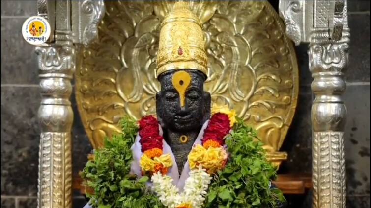 Ashadhi Ekadashi 2024 pandharpur news lord vitthal rukmini temple prakshal puja of shree vitthal rukmini after ashadhi wari Ashadhi Ekadashi 2024 : तब्बल 20 दिवसांच्या आषाढी यात्रेतील शिणवट्यानंतर आज विठुरायाची प्रक्षाळ पूजा; सर्व राजोपचाराला सुरुवात