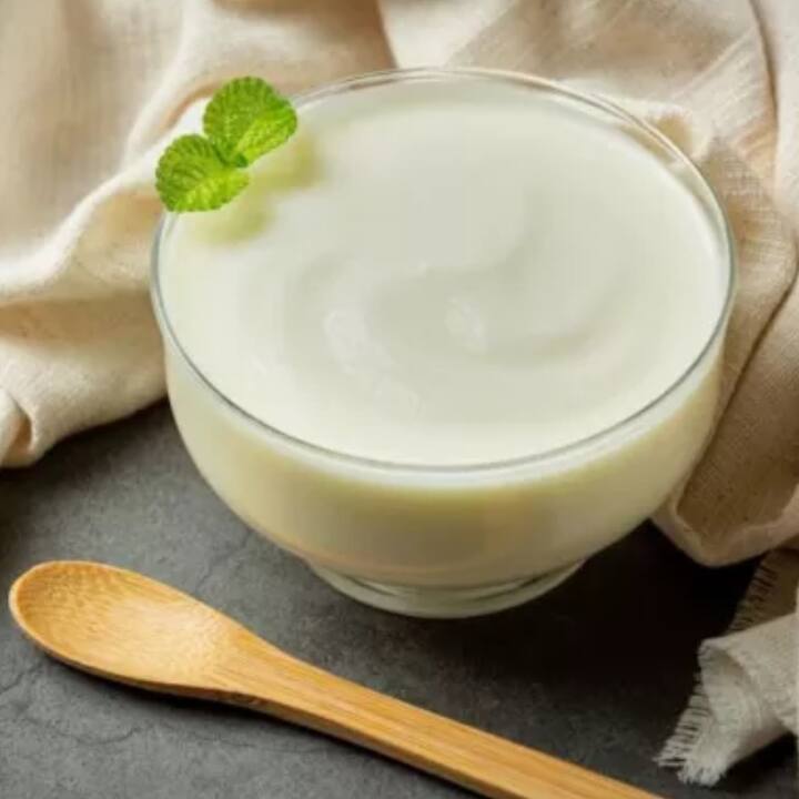 ਸਾਵਨ ਦੇ ਮਹੀਨੇ 'ਚ ਦਹੀਂ ਤੋਂ ਦੂਰ ਰਹਿਣਾ ਹੀ ਬਿਹਤਰ ਹੁੰਦਾ ਹੈ। ਜਿੱਥੇ ਦੁੱਧ ਤੋਂ ਦਹੀ ਵੀ ਬਣਾਇਆ ਜਾਂਦਾ ਹੈ। ਇਸ ਦੇ ਨਾਲ ਹੀ ਸਾਵਨ 'ਚ ਦਹੀਂ ਜਲਦੀ ਖਰਾਬ ਹੋ ਜਾਂਦਾ ਹੈ, ਇਸ ਲਈ ਸਾਵਣ 'ਚ ਦਹੀਂ ਨਹੀਂ ਖਾਣਾ ਚਾਹੀਦਾ। ਨਾਲ ਹੀ ਦੁੱਧ ਤੋਂ ਬਣੀਆਂ ਹੋਰ ਚੀਜ਼ਾਂ ਦਾ ਸੇਵਨ ਕਰਨ ਤੋਂ ਵੀ ਪਰਹੇਜ਼ ਕਰਨਾ ਚਾਹੀਦਾ