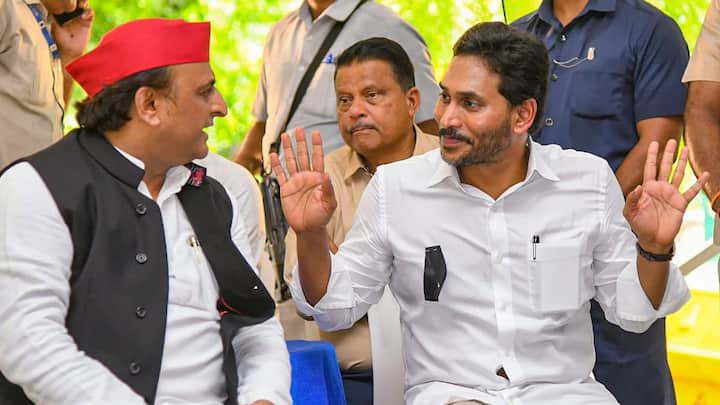 Jagan Mohan Reddy At Jantar Mantar: चंद्रबाबू नायडू से परेशान होकर जगन मोहन रेड्डी दिल्ली के जंतर मंतर पर आकर बैठ गए.