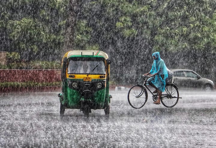 दिल्ली में शुक्रवार को सुबह होने से पहले पूरी दिल्ली में जमकर बारिश हुई.