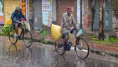 Weather Update : এবার নিম্নচাপের প্রভাবে এবার রুদ্র রূপ প্রকৃতির ? কলকাতায় এবার জমবে হাঁটুজল?