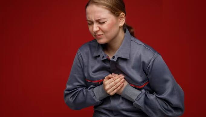 વધુ પડતી ઠંડી અને વધુ પડતી ગરમી હાર્ટ અટેકના દર્દીઓ માટે ખૂબ જ ખતરનાક બની શકે છે. આ એટલા માટે છે કારણ કે આ હવામાનમાં ફેરફારો હાર્ટ પર વધુ દબાણ લાવે છે.