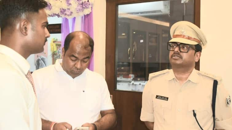 Bihar Police announced reward of Rs 3 lakh After jewelry robbery at Tanishq showroom in Purnia ANN Purina Robbery: पूर्णिया ज्वेलरी लूटकांड से पूरे बिहार में सनसनी, पुलिस ने 3 लाख रुपये इनाम का किया ऐलान