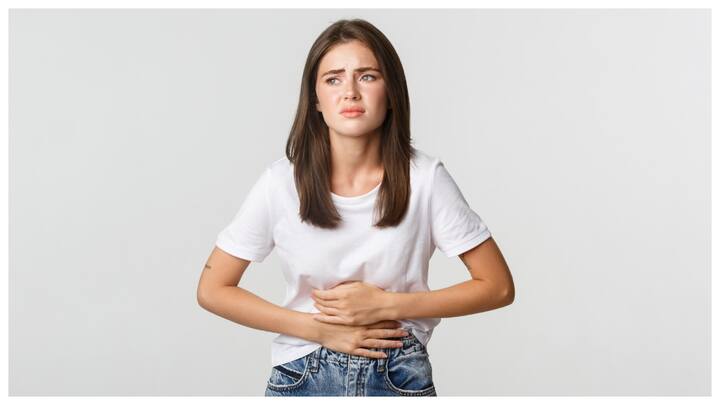 कम मसालेदार खाना खाएं: मसालेदार और तला-भुना खाना पेट फूलने का बड़ा कारण हो सकता है.  इससे बचने के लिए हल्का और बैलेंस डाइट लें.