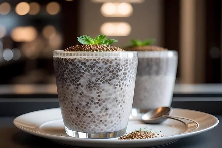 अब एक जार में भीगे हुए चिया सीड्स, दूध, दही, केला, जामुन, शहद और बर्फ इन सभी चीजों  को मिक्सर में पीस लें.