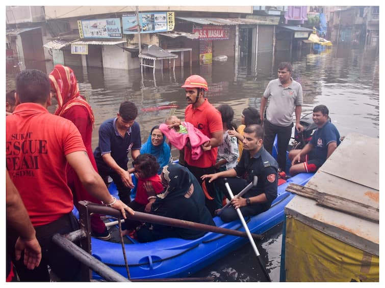 Weather Forecast Today 26 July 2024 Heavy rain in Delhi Alert in UP Mumbai Bihar to Rajasthan IMD दिल्ली में भारी बारिश! UP से लेकर मुंबई तक अलर्ट, बिहार से राजस्थान तक मौसम कैसा, जानें