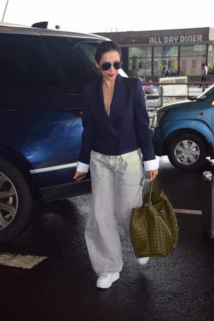 Malaika looked chic in a grey jeans navy blue blazer.