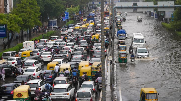 Delhi Rains News: दिल्ली में एक बार फिर भारी बारिश (Delhi Heavy Rain) से लोगों को उमस से राहत मिली, लेकिन सड़कों पर जलभराव और जाम से हर जगह यातायात बाधित हुई और लोग अपने दफ्तर काफी देर से पहुंचे.