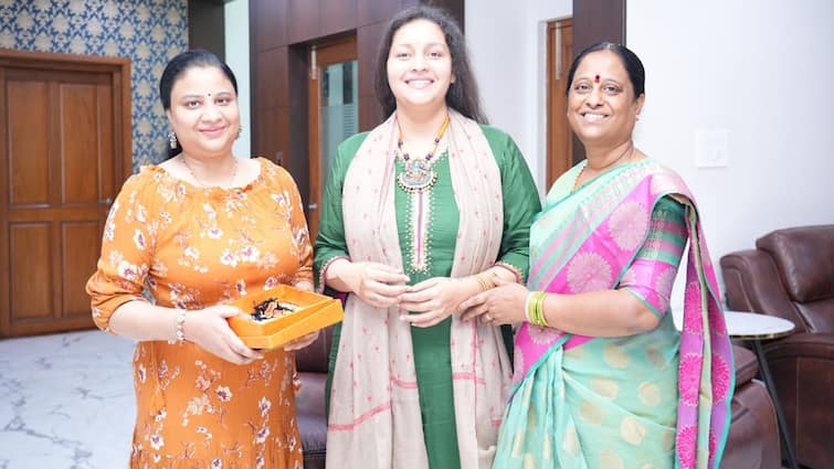 Pawan Kalyan ex wife Renu Desai meets Minister Konda Surekha in Hyderabad Renu Desai: మంత్రి కొండ సురేఖను కలిసిన సినీనటి రేణు దేశాయ్ - కారణం ఏంటంటే