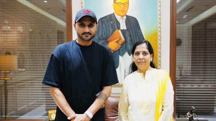 Punjab Rajya Sabha MP Harbhajan Singh met Sunita Kejriwal Budget 2024 BBMB Hospital Amritsar Airport Punjab News: हरभजन सिंह ने सुनीता केजरीवाल से की मुलाकात, बजट पर केंद्र सरकार को घेरा, जानिये क्या कहा?