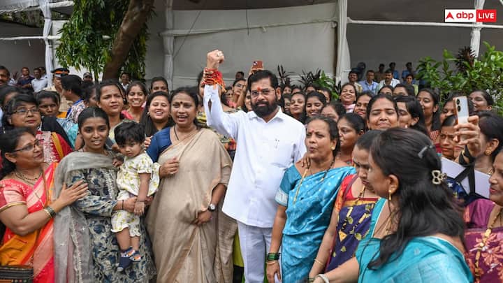 राज्य सरकारने मुख्यमंत्री माझी लाडकी बहीण योजना जाहीर केली. मात्र, या योजनेच्या अंमलबजावणीसाठी आता आर्थिक तरतुदीसंदर्भात अडचण असल्याचं स्वत: अर्थ विभागाने म्हटलं आहे. अर्थ खात्यानेच या योजनेबाबत काही आक्षेप नोंदवले आहेत.