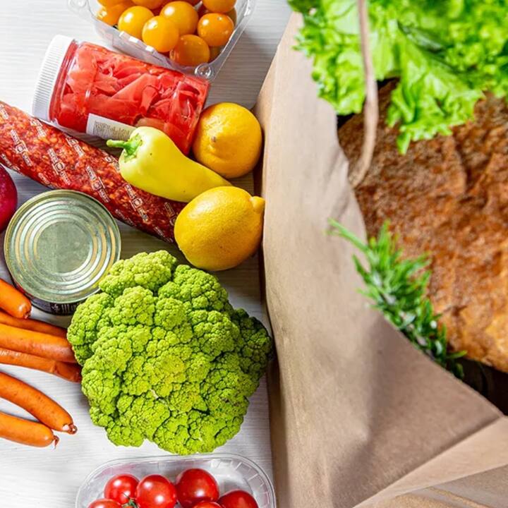 ਰੀਆਂ ਅਤੇ ਪੱਤੇਦਾਰ ਸਬਜ਼ੀਆਂ ਦਾ ਸੇਵਨ ਸਿਹਤ ਲਈ ਬਹੁਤ ਫਾਇਦੇਮੰਦ ਹੁੰਦਾ ਹੈ ਪਰ ਫਿਰ ਵੀ ਸਾਵਣ ਦੇ ਮਹੀਨੇ ਇਨ੍ਹਾਂ ਤੋਂ ਪਰਹੇਜ਼ ਕਰਨਾ ਚਾਹੀਦਾ ਹੈ। ਇਸ ਦਾ ਮੁੱਖ ਕਾਰਨ ਇਨ੍ਹਾਂ ਪੱਤਿਆਂ 'ਤੇ ਬੈਕਟੀਰੀਆ ਜਾਂ ਵਾਇਰਸ ਵਧਣ ਦਾ ਖਤਰਾ ਹੁੰਦਾ ਹੈ। ਇਸ ਲਈ ਮੌਸਮੀ ਫਲਾਂ ਦਾ ਜਿੰਨਾ ਹੋ ਸਕੇ ਸੇਵਨ ਕਰਨਾ ਚਾਹੀਦਾ ਹੈ।