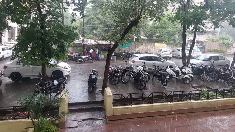 Madhya Pradesh Monsoon update Heavy Rain and waterlogging on roads in Indore ann Bhopal Rain: भोपाल में जमकर बरसे बदरा, सड़कों पर जगह-जगह जलभराव ने बढ़ाई लोगों की परेशानी