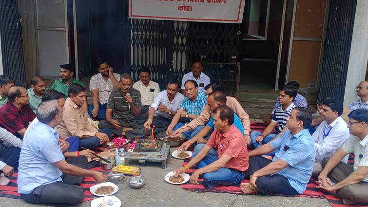 kota water supply workers protest against privatization in Bharatpur ann कोटा संभाग के 800 जलदाय कर्मियों ने जताया विरोध, यज्ञ कर क्या कहना चाहते हैं कर्मचारी?