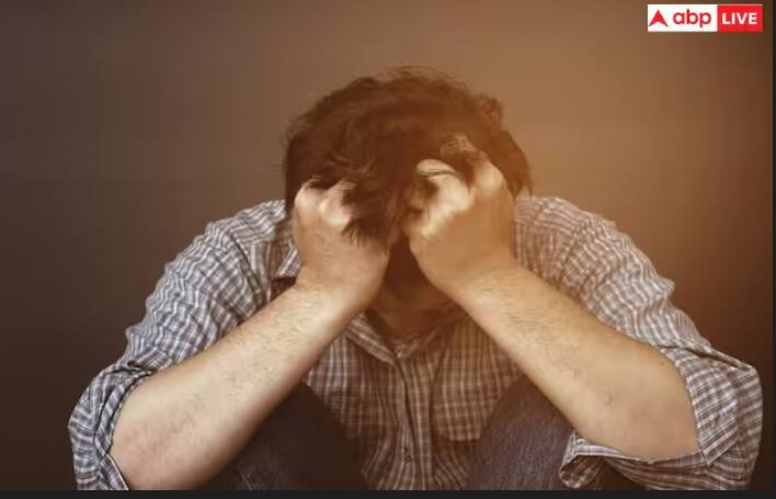 ਡਿਪਰੈਸ਼ਨ ਤੋਂ ਘਿਰਿਆ ਹੋਇਆ ਵਿਅਕਤੀ ਹਮੇਸ਼ਾ ਉਦਾਸ ਰਹਿੰਦਾ ਹੈ। ਉਹ ਹਮੇਸ਼ਾਂ ਉਲਝਿਆ ਹੋਇਆ ਹਾਰਿਆ ਹੋਇਆ ਮਹਿਸੂਸ ਕਰਦਾ ਹੈ, ਆਪਣੀ ਹੀ ਉਲਝਣ ਵਿੱਚ ਫਸਿਆ ਰਹਿੰਦਾ ਹੈ। ਡਿਪਰੈਸ਼ਨ ਤੋਂ ਪੀੜਤ ਵਿਅਕਤੀ ਵਿੱਚ ਆਤਮ-ਵਿਸ਼ਵਾਸ ਦੀ ਗੰਭੀਰ ਕਮੀ ਹੁੰਦੀ ਹੈ। WHO ਦੀ ਰਿਪੋਰਟ ਮੁਤਾਬਕ ਹਰ ਸਾਲ ਦੁਨੀਆ ਭਰ ਵਿੱਚ 70 ਲੱਖ ਲੋਕ ਖੁਦਕੁਸ਼ੀ ਕਰਦੇ ਹਨ। ਇਨ੍ਹਾਂ ਵਿੱਚੋਂ ਹਰ 8 ਵਿੱਚੋਂ ਇੱਕ ਵਿਅਕਤੀ ਡਿਪਰੈਸ਼ਨ ਕਾਰਨ ਖੁਦਕੁਸ਼ੀ ਕਰ ਲੈਂਦਾ ਹੈ।