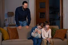 Parenting Tips: पेरेंट्स को नहीं करनी चाहिए अपने बच्चों के सामने ये 5 बातें, वरना कम होगा उनका कॉन्फिडेंस