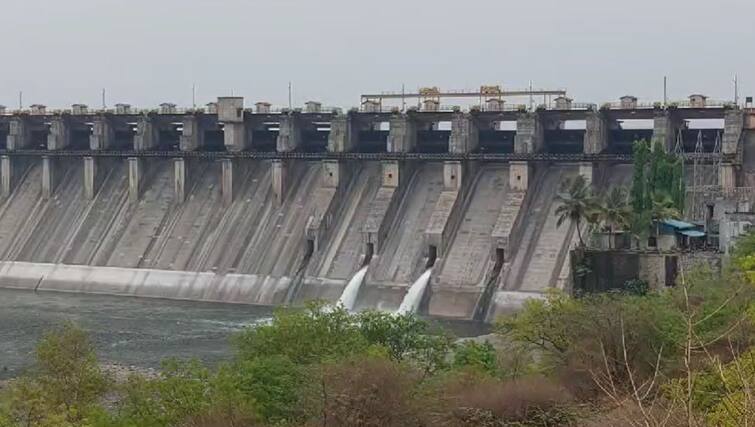 Last 12 hours there has been a huge increase in water storage in Ujani Dam शेतकऱ्यांना दिलासा मिळणार, उजनी प्लसमध्ये येणार, 1 लाख 60 हजार क्युसेक्सने विसर्ग सुरु