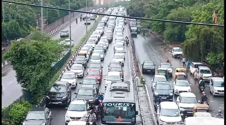 आज सुबह हुई बारिश के कारण भले ही दिल्ली का मौसम सुहाना हो गया, लेकिन आईआईटी से एयरपोर्ट जाने वाली सड़क जिस पर मुनिरका के पास बारिश के बाद वाटर लॉगिंग के कारण भारी जाम लग गया. फ्लाईओवर के नीचे भारी मात्रा में जलभराव हो गया, जिस कारण वाहन चालकों को वहां से निकलने में काफी परेशानियों का सामना करना पड़ा. मुनिरका फ्लाई ओवर के निचे जलभराव से यातायात बाधित रहा.