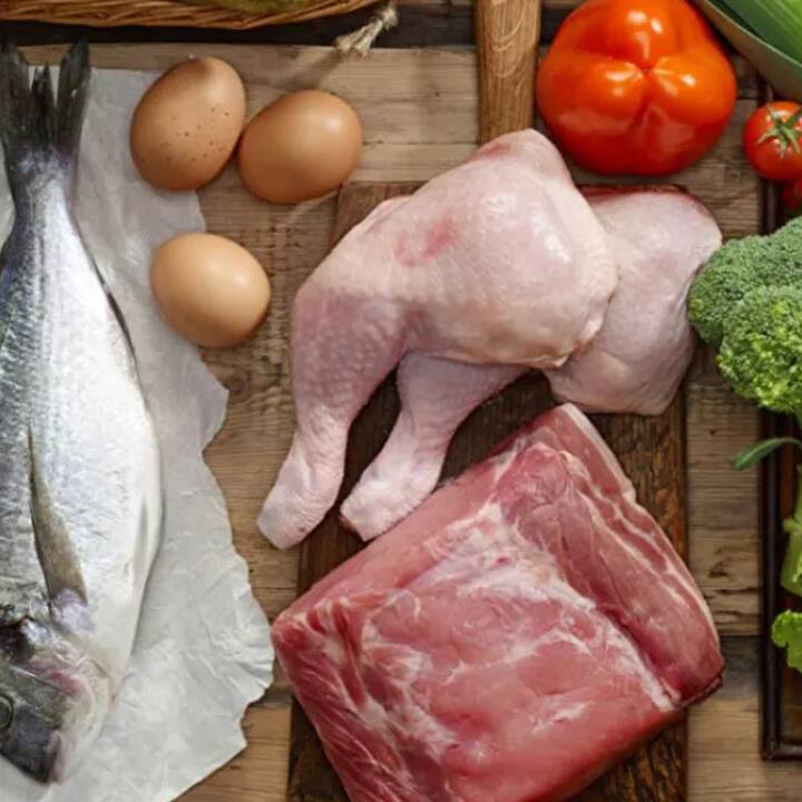 ਜੋਤਿਸ਼ਾ ਮੁਤਾਬਕ ਸਾਵਣ ਦੇ ਮਹੀਨੇ 'ਚ ਗਲਤੀ ਨਾਲ ਵੀ ਮਾਸਾਹਾਰੀ ਭੋਜਨ ਦਾ ਸੇਵਨ ਨਹੀਂ ਕਰਨਾ ਚਾਹੀਦਾ ਕਿਉਂਕਿ ਮੰਨਿਆ ਜਾਂਦਾ ਹੈ ਕਿ ਇਹ ਚੀਜ਼ਾਂ ਸਰੀਰ 'ਚ ਗਰਮੀ ਪੈਦਾ ਕਰਦੀਆਂ ਹਨ।