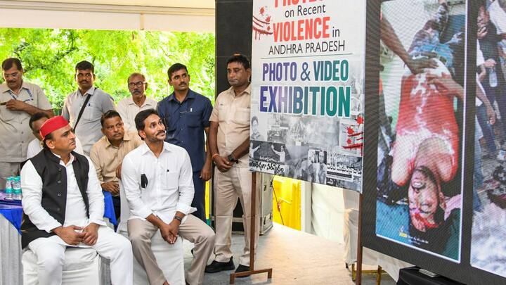 इंडिया गठबंधन के कई नेता जगन मोहन रेड्डी को जंतर मंतर पर हौसला देने पहुंचे. रेड्डी यहां पर विपक्षी नेताओं को रेड बुक नाम की एक किताब दिखा रहे हैं, जिसमें कुछ तस्वीरें हैं और बता रहे हैं कि यह चंद्रबाबू नायडू ने क्या हाल कर दिया है.