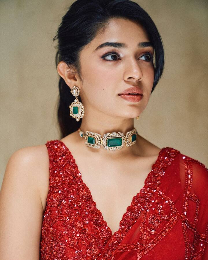 మరోవైపు సోషల్ మీడియాలో యాక్టివ్ గా ఉండే కృతి..లేటెస్ట్ గా షేర్ చేసిన రెడ్ శారీ పిక్స్ మెస్మరైజ్ చేసేలా ఉన్నాయ్...