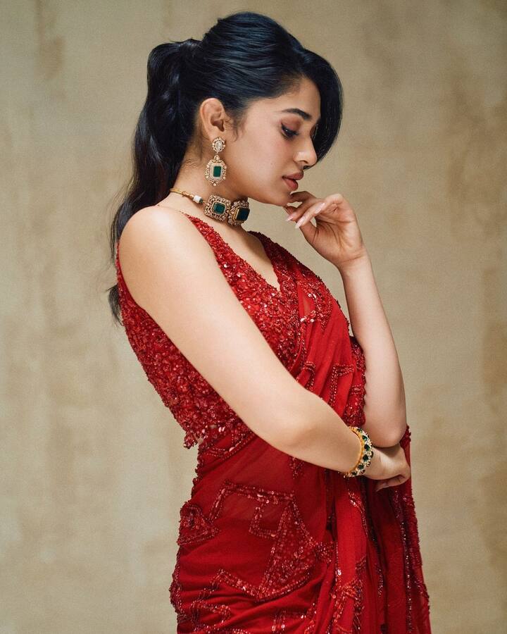 ప్రస్తుతం టాలీవుడ్ లో అమ్మడి జోరు పెద్దగా లేకపోయినా  తమిళ, మలయాళంలో బిజీగానే ఉంది.  మలయాళంలో అజయంతే రాండాం మోషనం సినిమాలో నటిస్తోంది.