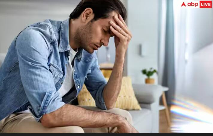 ਹਰ ਕਿਸੇ ਨੂੰ ਆਪਣੀ ਜ਼ਿੰਦਗੀ ਵਿੱਚ ਕਦੇ ਨਾ ਕਦੇ ਉਦਾਸੀ ਜਾਂ ਘਬਰਾਹਟ ਮਹਿਸੂਸ ਹੁੰਦੀ ਹੈ। ਅਜਿਹਾ ਹਫ਼ਤੇ ਵਿੱਚ ਇੱਕ ਜਾਂ ਦੋ ਵਾਰ ਹੋ ਸਕਦਾ ਹੈ ਪਰ ਜੇਕਰ ਇਹ ਚਿੰਤਾ, ਡਰ ਅਤੇ ਉਦਾਸੀ ਹਰ ਰੋਜ਼ ਕਈ ਘੰਟਿਆਂ ਤੱਕ ਬਣੀ ਰਹੇ ਤਾਂ ਉਹ ਡਿਪਰੈਸ਼ਨ ਹੈ। ਇਸ ਕਾਰਨ ਸਰੀਰ ਦੀ ਭਾਸ਼ਾ ਅਤੇ ਕੰਮਕਾਜ ਪੂਰੀ ਤਰ੍ਹਾਂ ਪ੍ਰਭਾਵਿਤ ਹੋ ਜਾਂਦਾ ਹੈ। ਡਿਪਰੈਸ਼ਨ ਇੱਕ ਦਿਨ ਦੀ ਸਮੱਸਿਆ ਨਹੀਂ ਹੈ ਬਲਕਿ ਇੱਕ ਲੰਬੇ ਸਮੇਂ ਦੀ ਸਮੱਸਿਆ ਹੈ। ਜਦੋਂ ਦਿਮਾਗ ਵਿੱਚ ਮੌਜੂਦ ਨਿਊਰੋਟ੍ਰਾਂਸਮੀਟਰ ਠੀਕ ਤਰ੍ਹਾਂ ਕੰਮ ਨਹੀਂ ਕਰਦੇ ਤਾਂ ਡਿਪਰੈਸ਼ਨ ਦੀ ਸਥਿਤੀ ਪੈਦਾ ਹੋ ਜਾਂਦੀ ਹੈ।