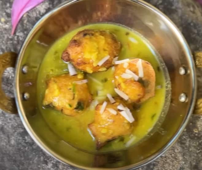 அடுத்தது தக்காளி, உப்பு சேர்த்து பச்சை மனம் நீங்கும் வரை வதக்கவும். அதன் பிறகு வேகவைத்த பருப்பை சேர்த்து நன்கு கிளறிவிடவும். அடுத்தது சூப்க்கு தேவையான அளவிற்கு தண்ணீர் சேர்த்து மூடி வைத்து 10 நிமிடம் கொதிக்கவிடவும். அடுத்ததுஎலுமிச்சை பழம் சாறு, கருவேப்பில்லை, கொத்தமல்லி இலை சேர்த்து கலந்து விட்டு தனியாக எடுத்து வைத்து கொள்ளவும்.
