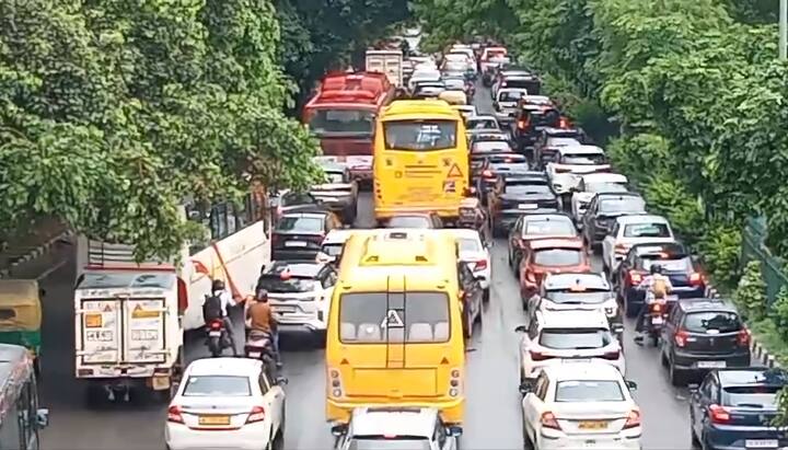 दिल्ली के साकेत एमबी रोड और वसंत विहार के पास मुनिरका में बारिश के बाद न केवल जगह-जगह पानी जमा हो गया बल्कि लोग उससे होकर जाने के लिए मजबूर दिखे. जलभराव की वजह से कई जगह लंबा जाम लग गया.