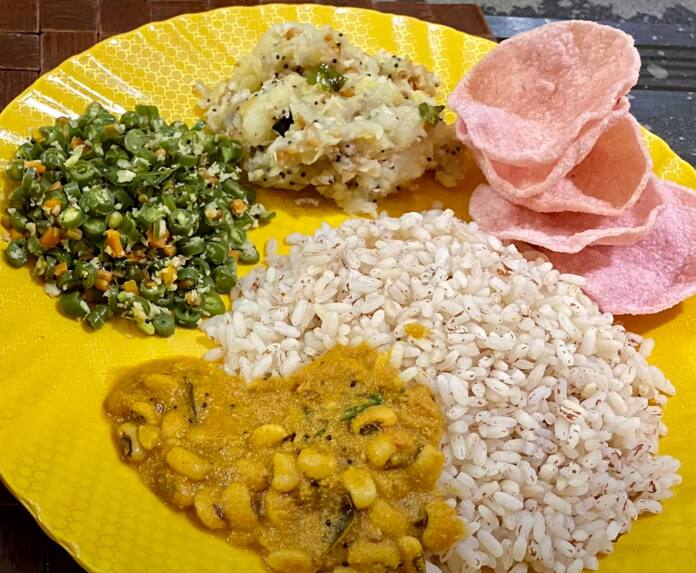 செய்முறை : முதலில் சிவப்பு காராமணியை 8 மணி நேரம் தண்ணீரில் ஊறவைத்து எடுத்துக்கொள்ளவும். அதன் பிறகு அதை பிரஷர் குக்கரில் சேர்த்து உப்பு, மஞ்சள் தூள், பெருங்காய தூள் மற்றும் தண்ணீர் சேர்த்து 4 முதல் 5 விசில் வைத்து வேகவைத்து எடுத்துக் கொள்ளவும்.